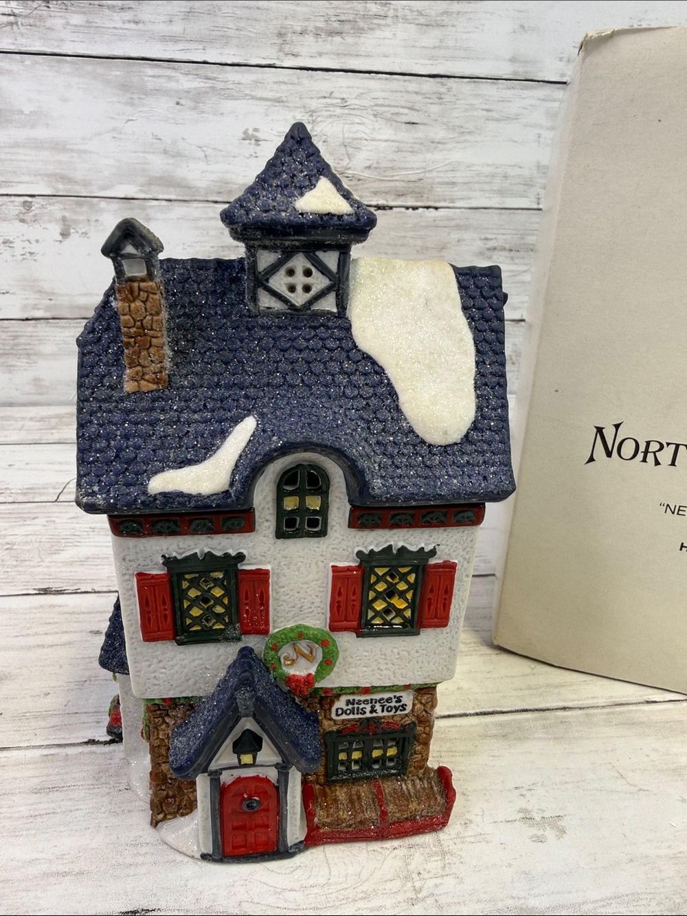 Department 56 “NEENEE’S DOLLS & TOYS” North Pole Christmas Village w box / light